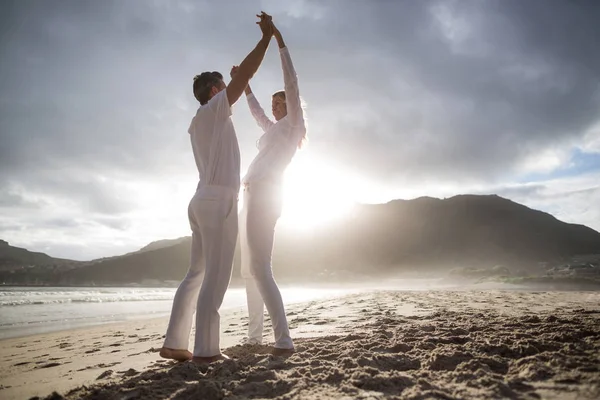 Pareja madura divirtiéndose juntos en la playa —  Fotos de Stock