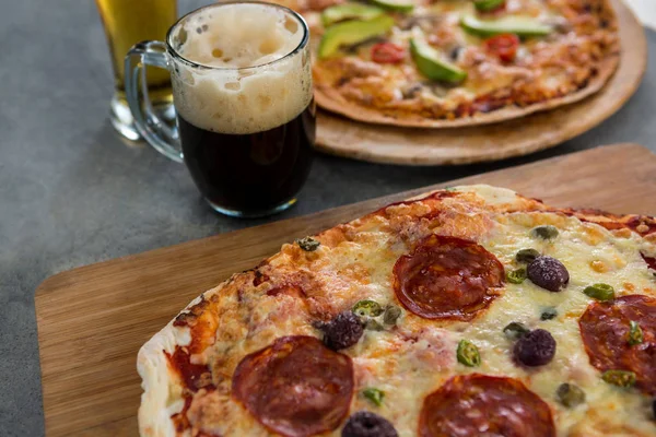 Pizza italiana servida con una taza de cerveza — Foto de Stock