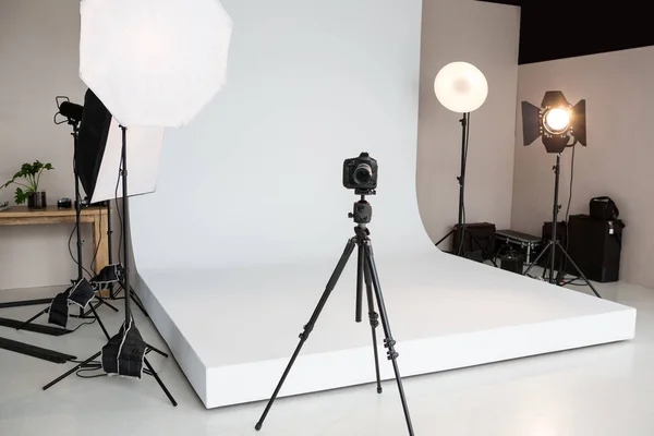 Photo studio with lighting equipment — Stock Photo, Image