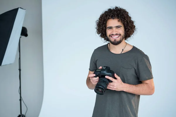 Ευτυχισμένος φωτογράφος κρατώντας μια φωτογραφική μηχανή — Φωτογραφία Αρχείου