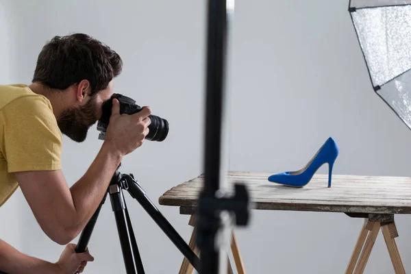 Hombre fotógrafo fotografiando calzado —  Fotos de Stock