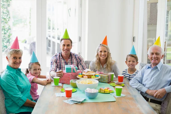 Happy multi generace rodiny slaví narozeniny — Stock fotografie