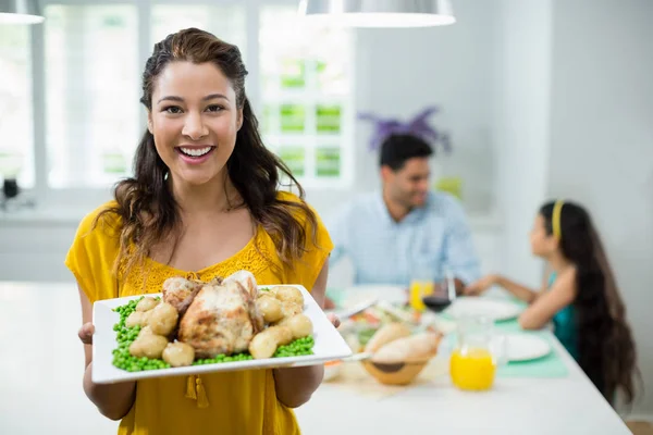 Портрет счастливой женщины, стоящей с едой в подносе — стоковое фото