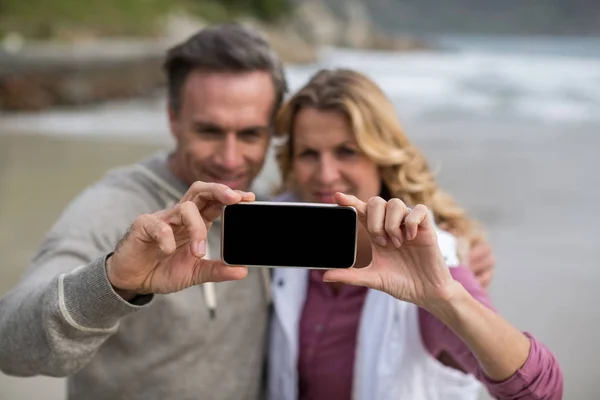 Érett pár vesz selfie mobiltelefon használata — Stock Fotó