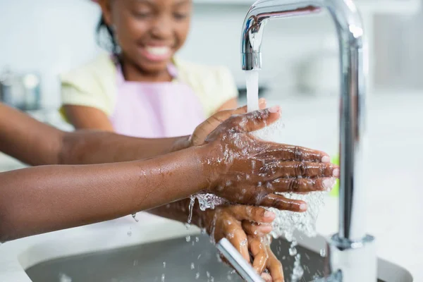 Hermanos lavándose la mano en la cocina en casa —  Fotos de Stock