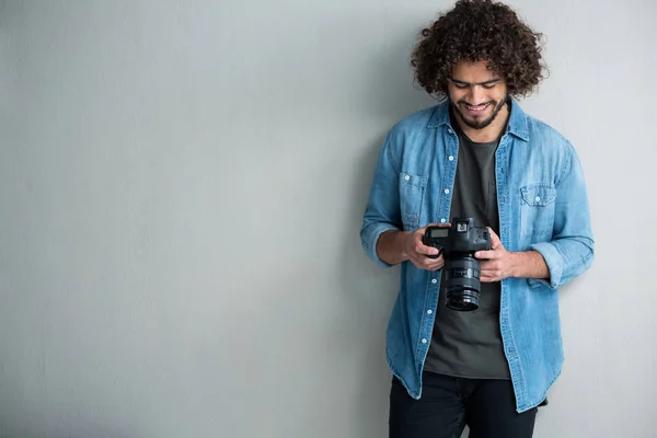 Fotógrafo revisando fotos capturadas — Foto de Stock