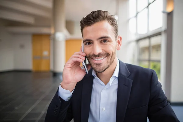 Zakenman aan het praten op mobiele telefoon — Stockfoto