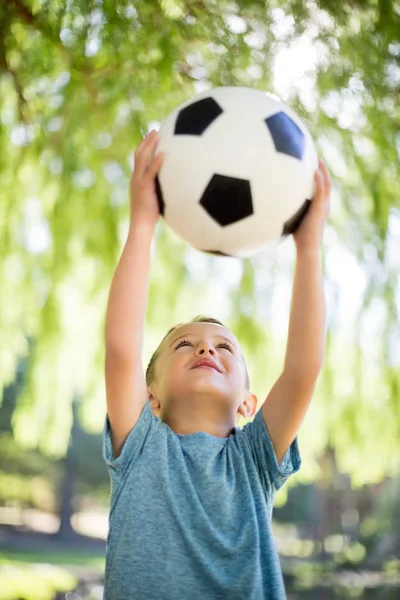 Garçon jouer avec un football dans le parc — Photo