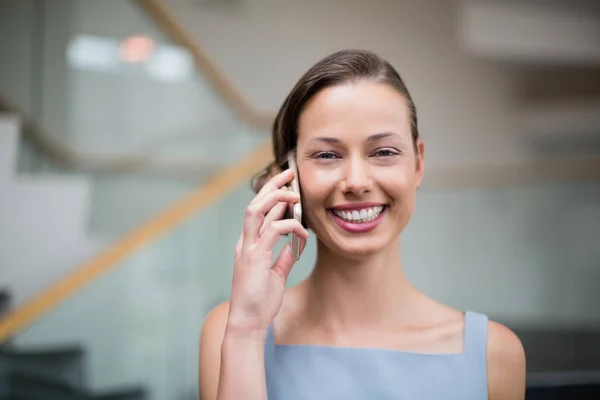 Businesswoman talking on mobile phone — Stock Photo, Image