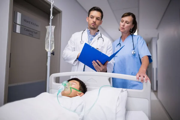 Läkare undersöker patienten i korridor — Stockfoto