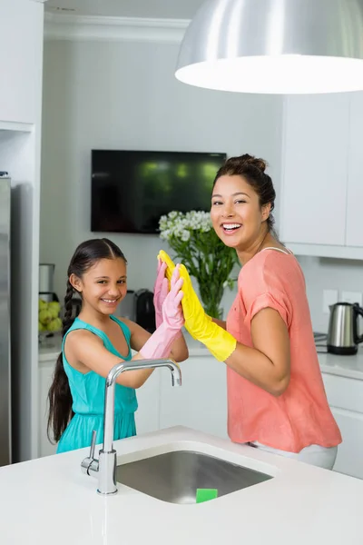 Moeder en dochter geven hoge vijf in keuken thuis — Stockfoto