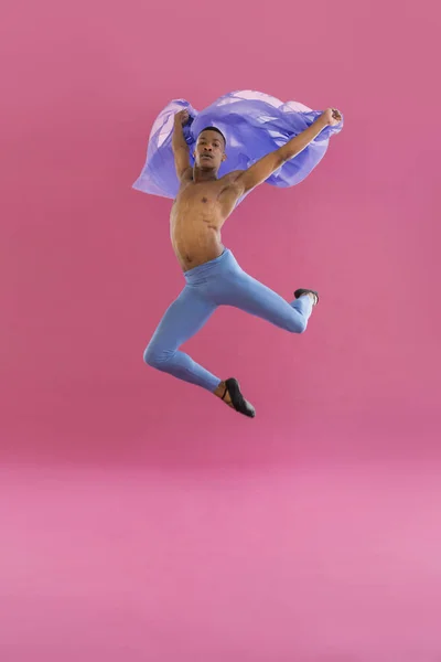 Bailarina practicando danza de ballet — Foto de Stock