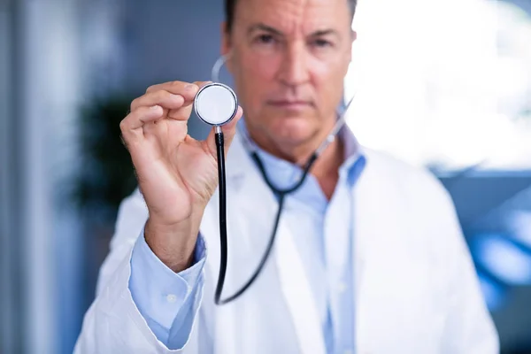 Retrato de médico masculino segurando estetoscópio — Fotografia de Stock