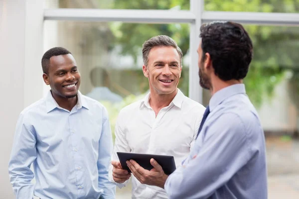 Företagsledare diskutera under digital tablet — Stockfoto