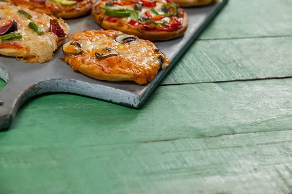 Várias deliciosas pizza italiana servida na bandeja de pizza — Fotografia de Stock