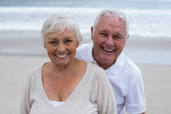 Ritratto di coppia anziana in piedi sulla spiaggia — Foto Stock