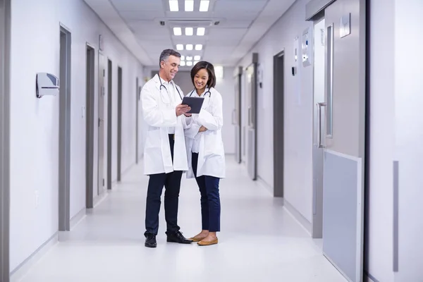 Läkare använder digital tablet i korridor — Stockfoto