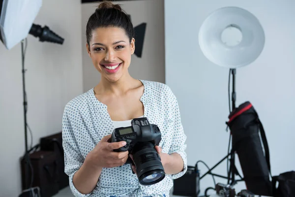 Photographe femme debout en studio — Photo