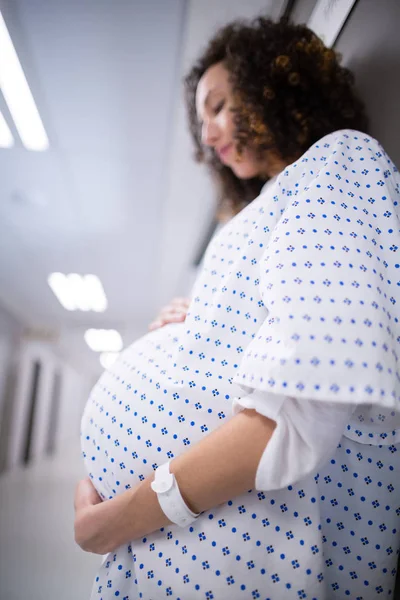妊娠中の女性が廊下に立っています。 — ストック写真