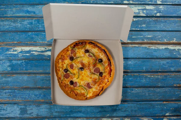 Heerlijke pizza in pizzadoos — Stockfoto