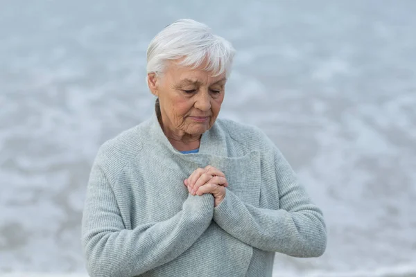 Senior woman doing meditation — Stock Photo, Image