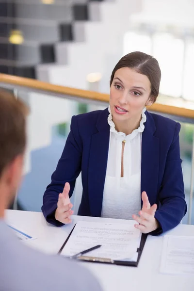 Virksomhedsledere har en diskussion i receptionen - Stock-foto