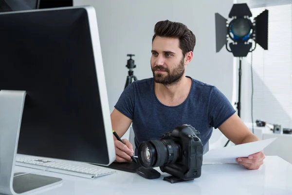 Fotograf pomocí grafický tablet na stůl — Stock fotografie