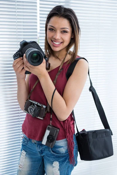 Fotógrafo feliz de pé em estúdio — Fotografia de Stock