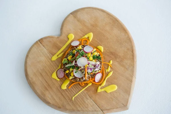 Groente salade op houten bord — Stockfoto
