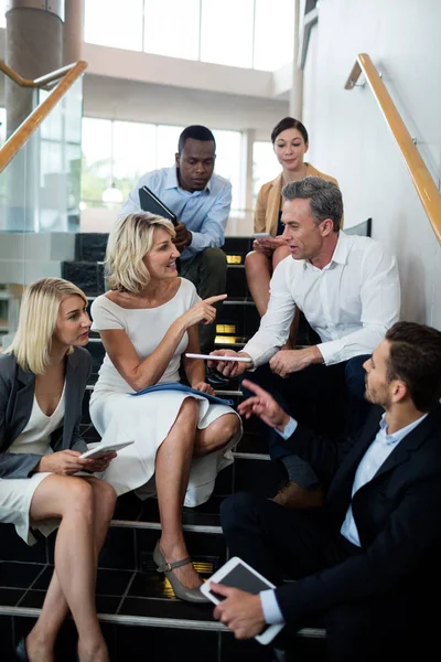 Ejecutivos de negocios que interactúan entre sí — Foto de Stock