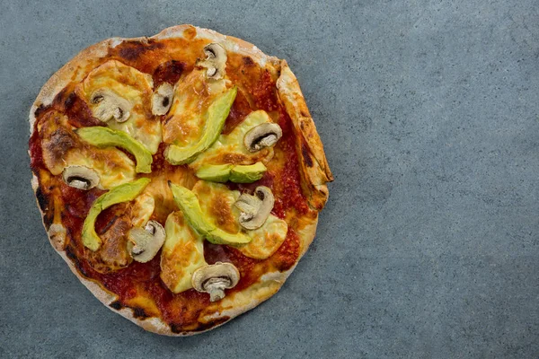 Italiaanse pizza geserveerd met verschillende toppings — Stockfoto
