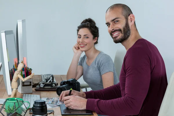 Fotógrafos trabalhando na mesa — Fotografia de Stock