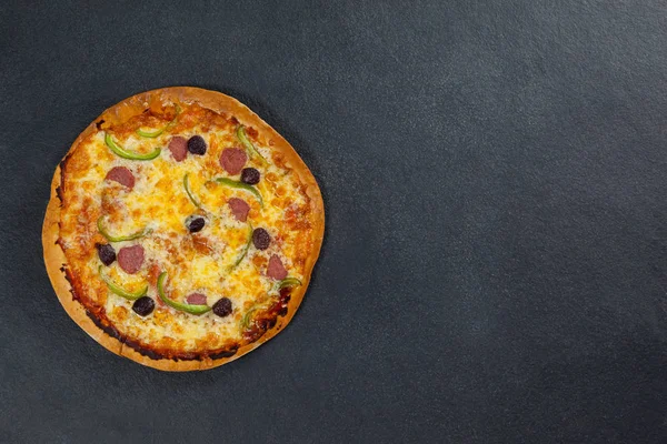 Heerlijke Italiaanse pizza geserveerd op een grijze achtergrond — Stockfoto