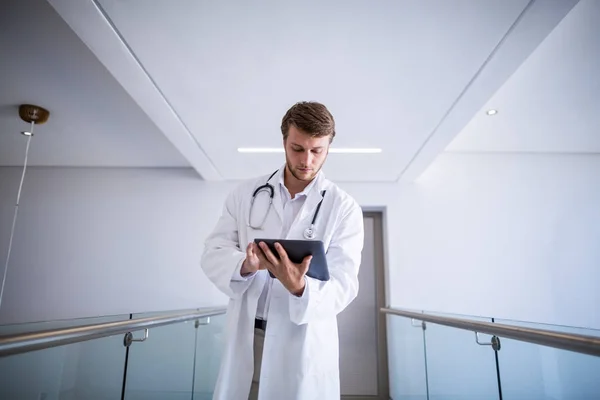 Médecin utilisant une tablette numérique dans le couloir — Photo