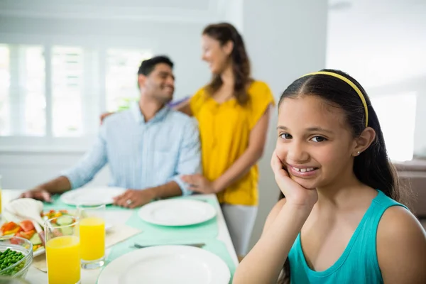 Retrato de niña sentada en la mesa de comedor —  Fotos de Stock