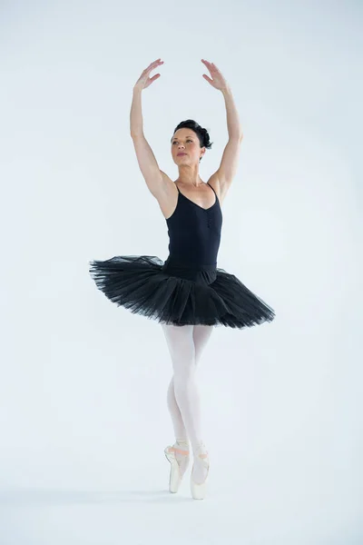 Ballerine pratiquant la danse de ballet — Photo