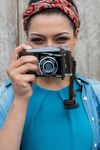 Fotógrafo com câmera à moda antiga — Fotografia de Stock