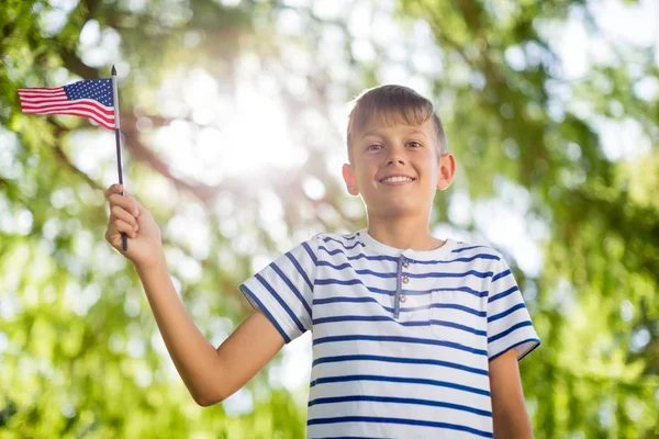 Jongen bedrijf kleine Amerikaanse vlag — Stockfoto