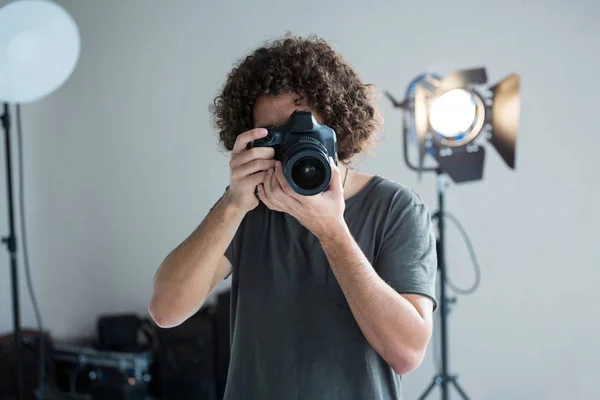 Fotógrafo con cámara digital en estudio — Foto de Stock