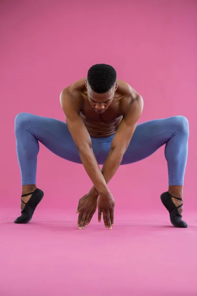 Bailarino praticando dança de balé — Fotografia de Stock