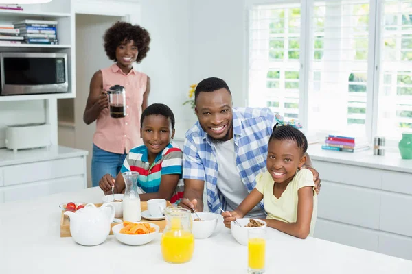 Crianças e pais tomando café da manhã na mesa em casa — Fotografia de Stock
