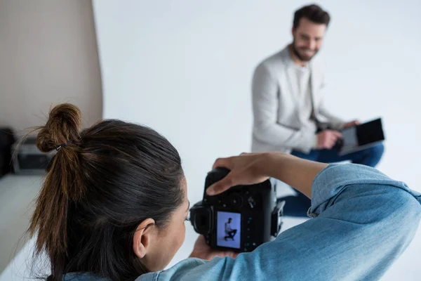 Modèle masculin posant pour une séance photo — Photo