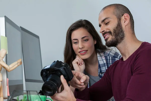 Fotografen begutachten aufgenommene Fotos in seiner Digitalkamera — Stockfoto