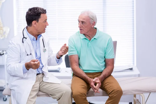先輩患者と対話する医師 — ストック写真