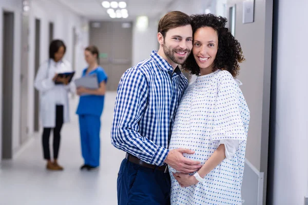 Retrato de casal feliz em pé no corredor — Fotografia de Stock