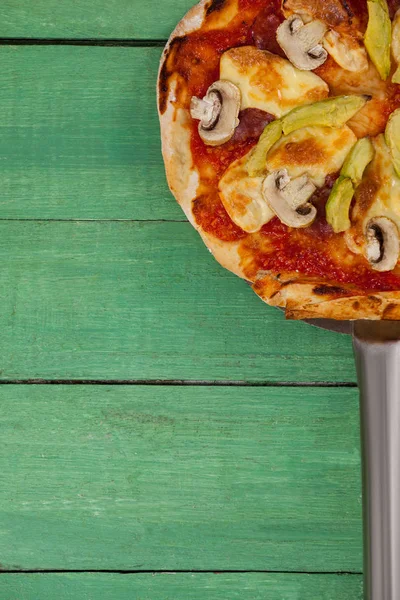 Läcker italiensk pizza serveras på pizza peel — Stockfoto