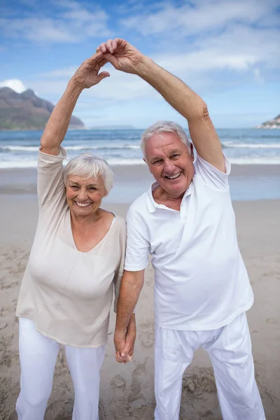 Senior paar plezier samen op het strand — Stockfoto