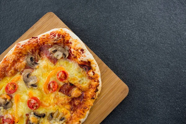 Italienische Pizza auf einem Schneidebrett serviert — Stockfoto