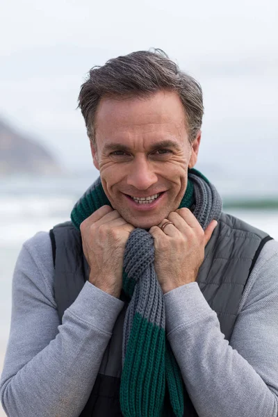 Sorrindo homem maduro de pé na praia — Fotografia de Stock