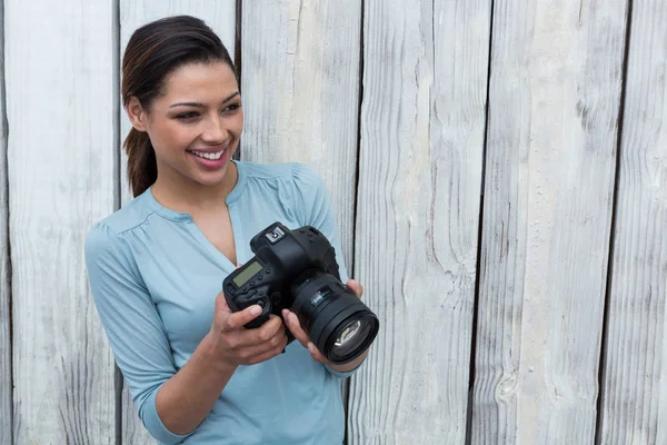 Glad fotograf står i studio — Stockfoto